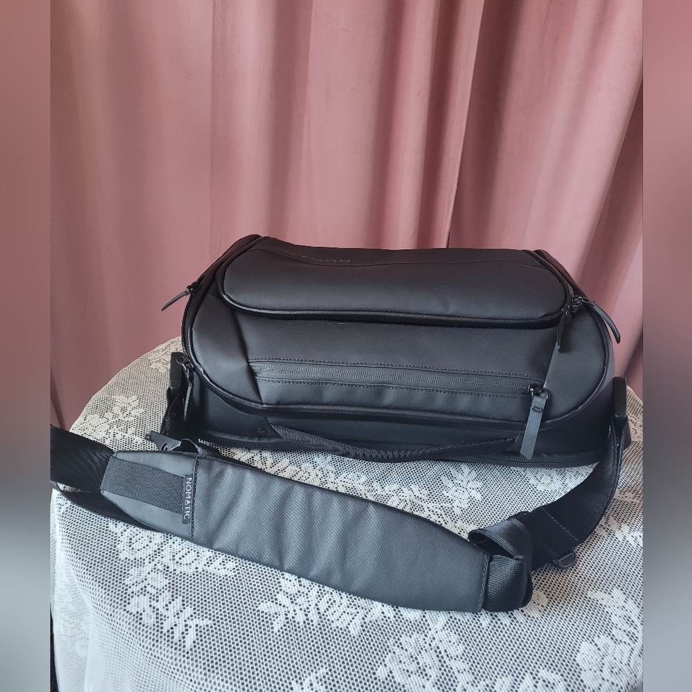 Nomatic Black Messenger Bag for Men - Picture 6 of 10